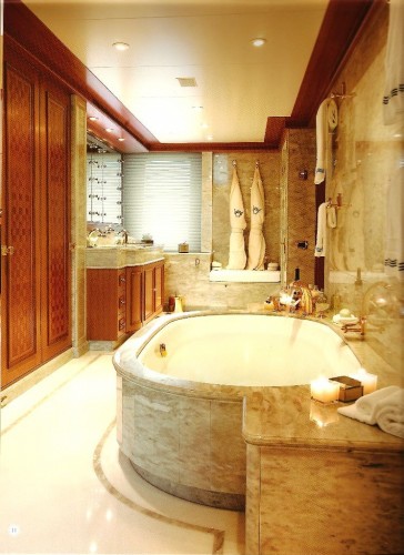 Badkamer met diverse natuursteen onderdelen